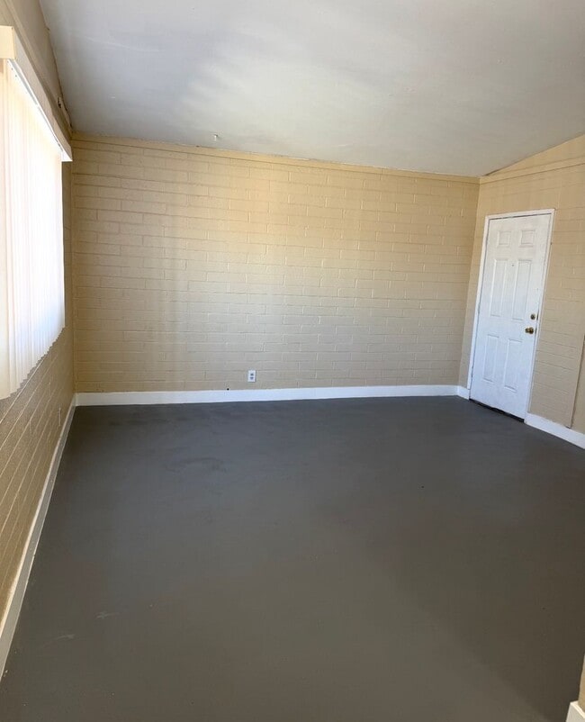 Building Photo - 2117 Ballard Dr