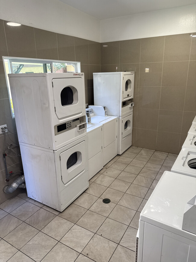 Laundry - 4700 Clair del Ave