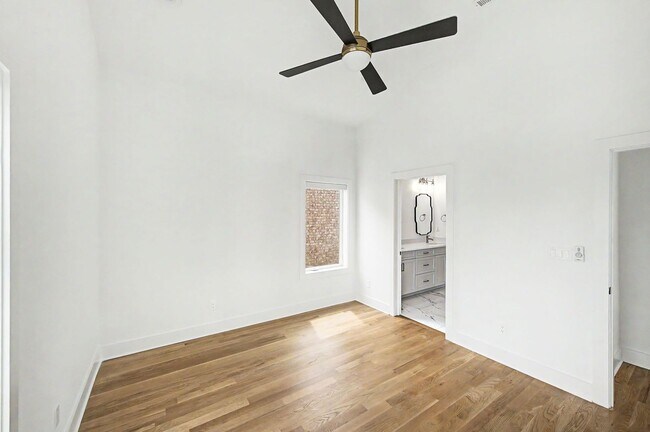 Building Photo - Stunning 3BR/3.5BA contemporary condo in the heart of Wedgewood-Houston!