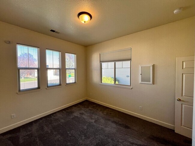 Building Photo - Beautiful Three Bedroom in the Golf Cou...
