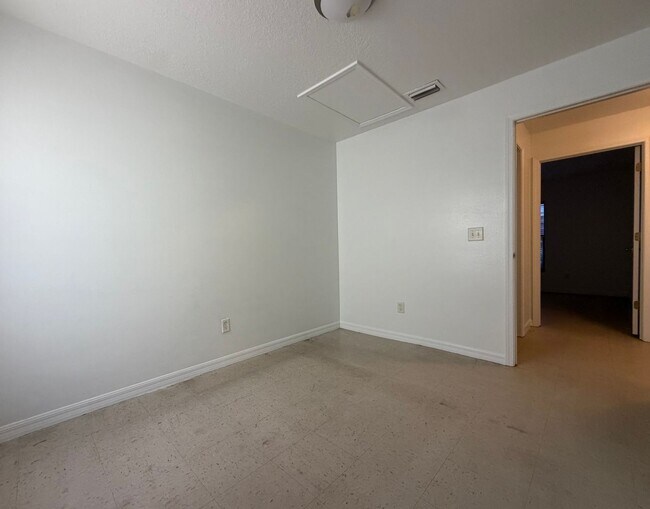 Building Photo - 3102 W Reynolds St