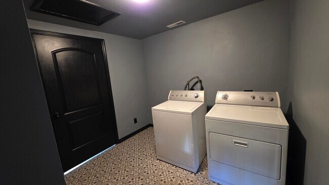 Building Photo - Unique 3 Bedroom Home