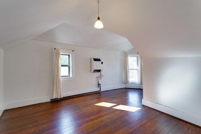 Building Photo - 1913 SE Stark St