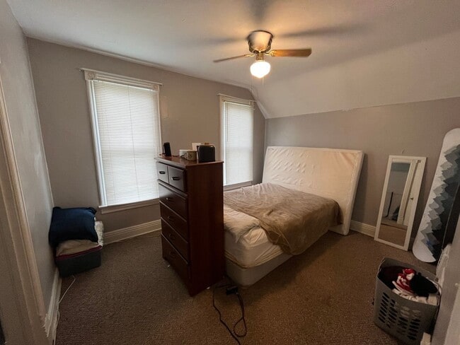 Building Photo - Duluth MN - 4 Bed - 1 Bath - Single Family...