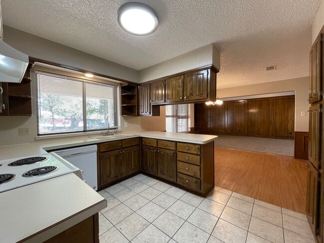 Building Photo - AVAILABLE NOW 3 BEDROOM 2 BATH HOME IN BUR...