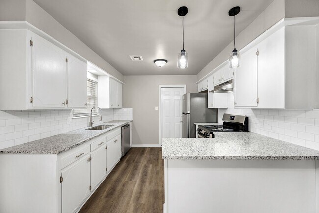 Building Photo - 509 NE Cimarron Cir