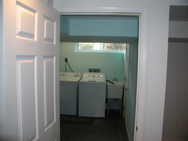 Building Photo - Gorgeous 3 bedroom 2 bath rancher!