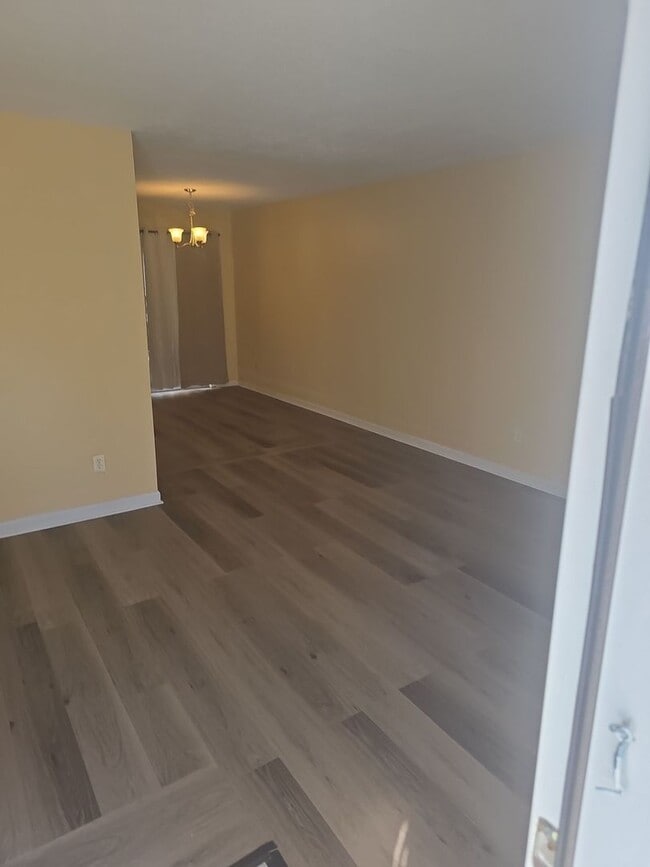 Building Photo - 2 Bed 1.5 bath townhouse