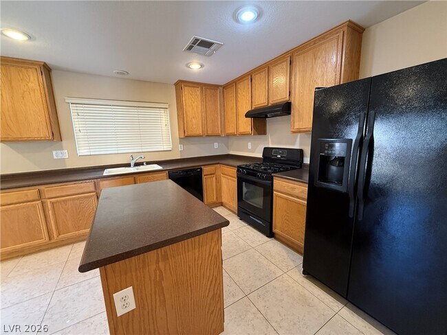 Building Photo - 651 Shadwell St
