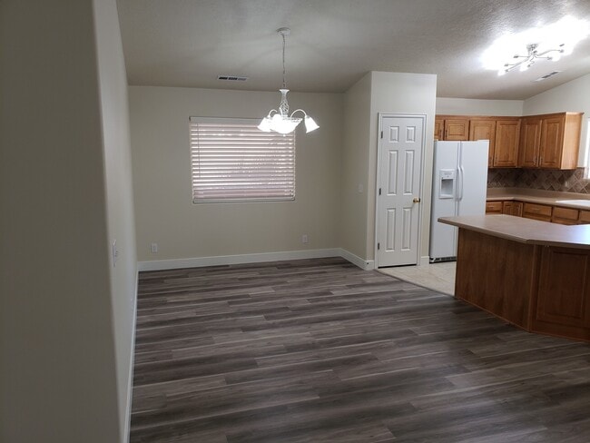 Building Photo - Bright Home with 2 Car Garage