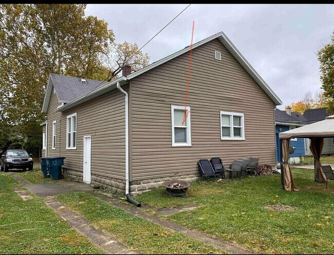 Building Photo - 3 bedroom 1.5 bath house - Now available for the 2026/2027 lease term!