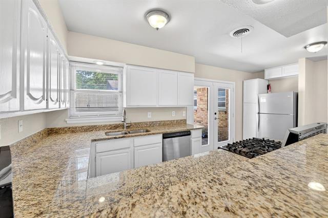 Building Photo - 2539 Hillsboro Ave