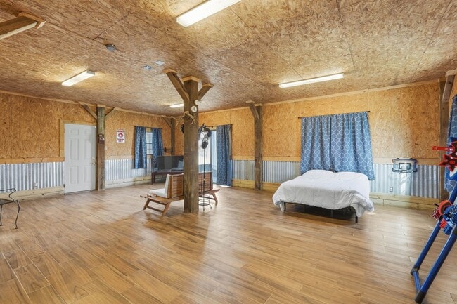 Building Photo - 360 S Lakeside Dr