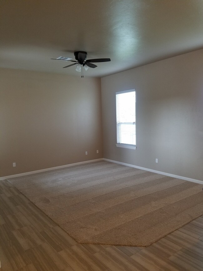 Building Photo - 3 bed 2.5 bath home with view of water