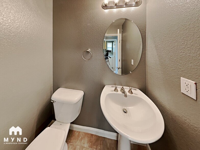 Building Photo - 128 Lippizanner Pl