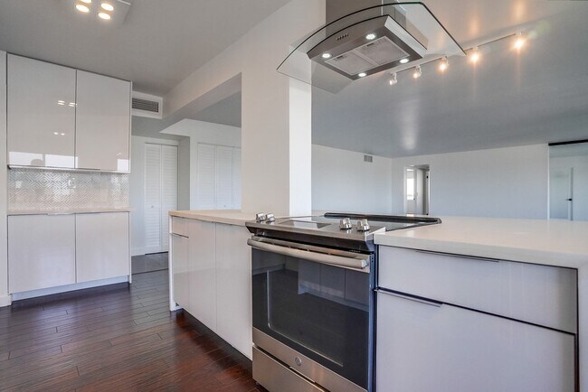 Building Photo - 435 N Oakhurst Dr