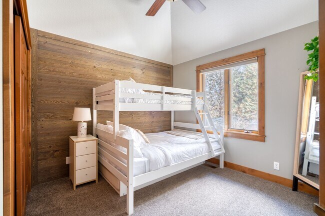 Building Photo - 61497 SE Orion Dr