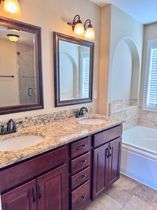 Building Photo - Beautiful Home Located in Farmington Subdivision. 3 Bedrooms, 3.5 baths, Bonus with Wet Bar!