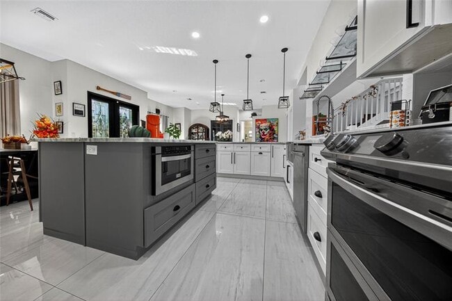 Building Photo - 2211 NE 43rd St