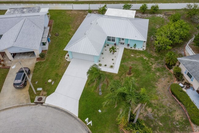 Building Photo - Perfect West Bradenton Location - 2 bedroom / 2 bathroom Home