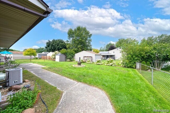 Building Photo - 41415 Harvard Dr