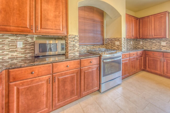 Building Photo - Gorgeous 5 bedroom home in Southern Highlands area