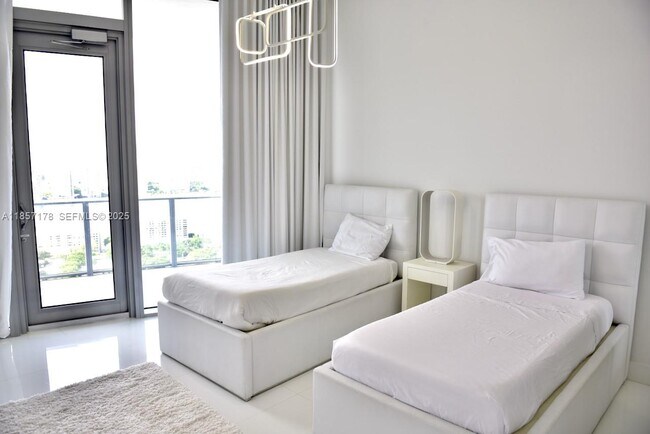 Building Photo - 17475 Collins Ave