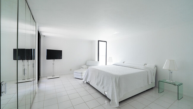 Building Photo - 5540 N Ocean Dr