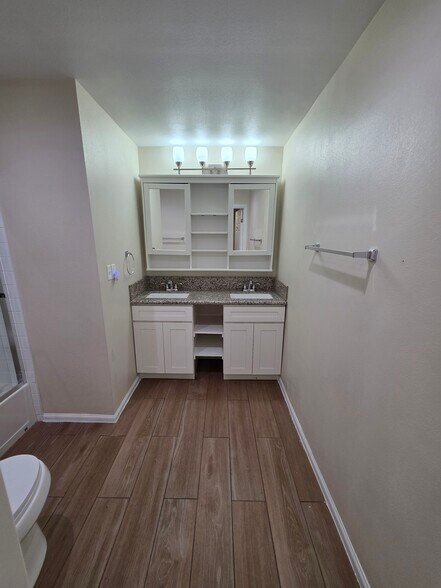 Building Photo - 15360 Saticoy St