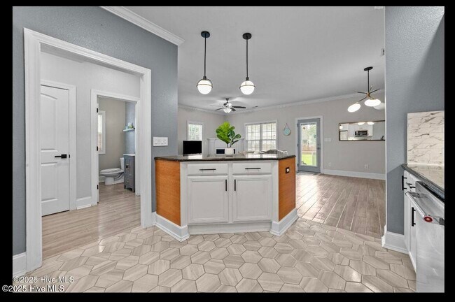 Building Photo - 1625 Brook Hollow Dr