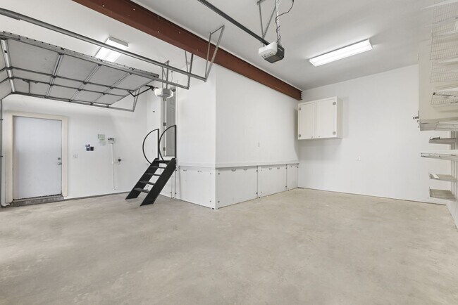 Building Photo - Elegant Living Minutes from the Medical Ce...