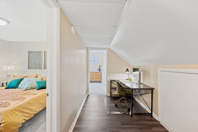 Building Photo - 3820 Essex Cir