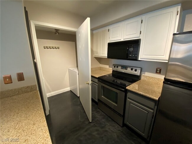 Building Photo - 555 E Silverado Ranch Blvd