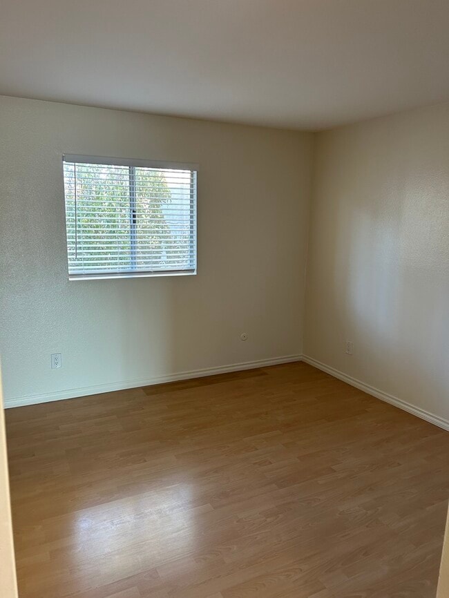 Building Photo - GREAT UPSTRS CONDO FOR LEASE!