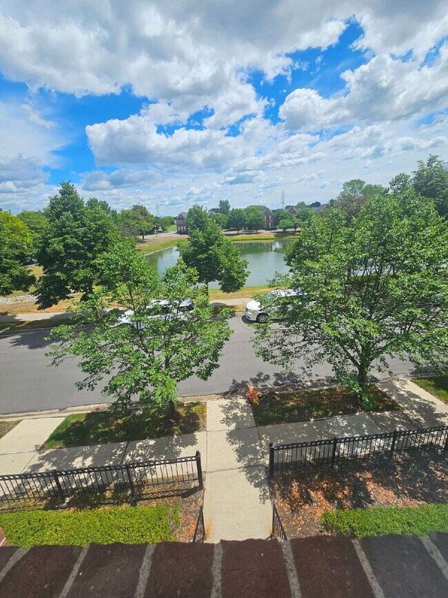 Building Photo - 3-Level Condo in Prime Sterling Heights Location. 2 Bed, 2 Full Bath, 2 Half Baths | 2-Car Garage...