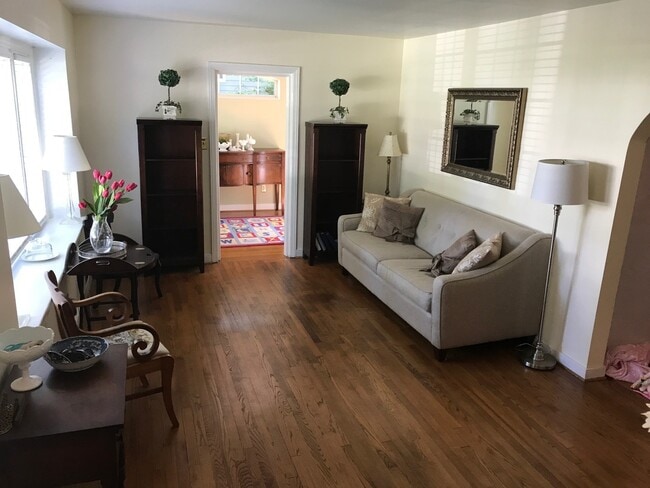 Building Photo - Beautiful 4bdrm/2.5 bath Cape-cod  located in the West End!