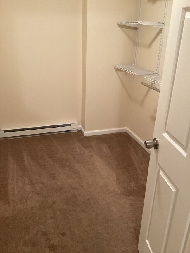 Building Photo - 633 Main St