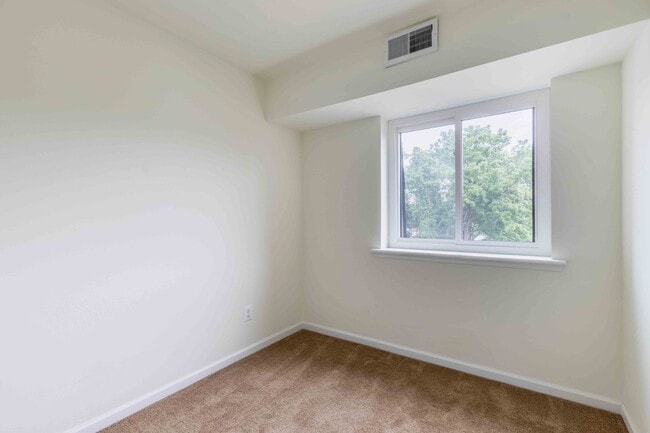 Building Photo - Private 2 Bedroom 1 Bath Condo in Goshen V...