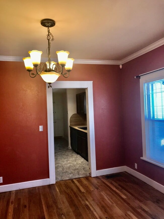 Building Photo - 4 Bedroom, 2 Bath in Sunset Terrace!