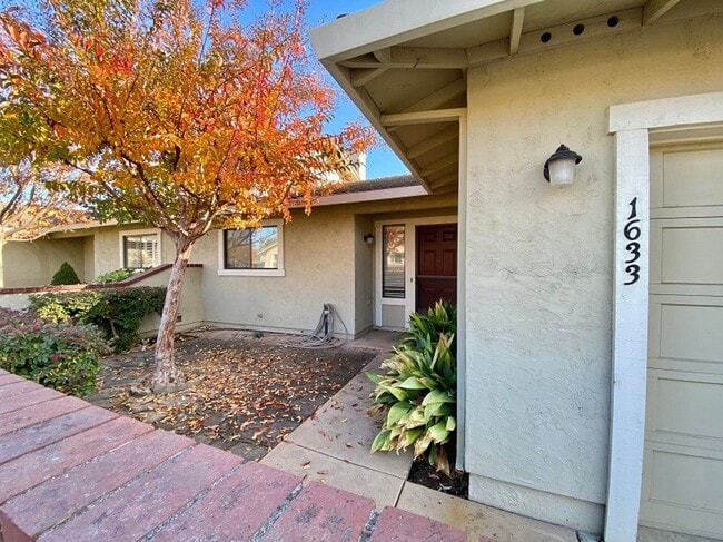 Building Photo - Spacious Condo in a Desirable Private Community