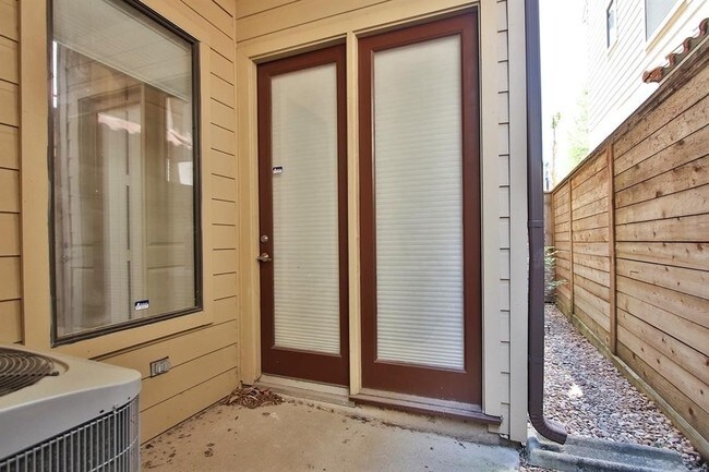 Building Photo - Contemporary townhome, rooftop terrace awa...