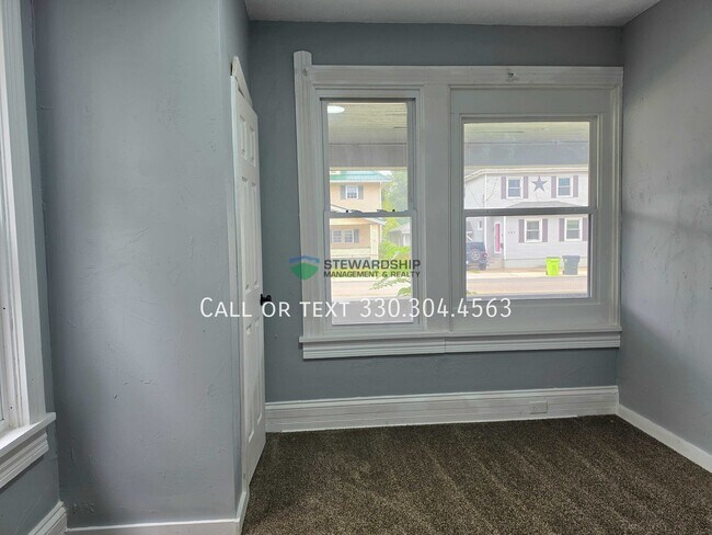 Building Photo - 885 Wales Rd NE