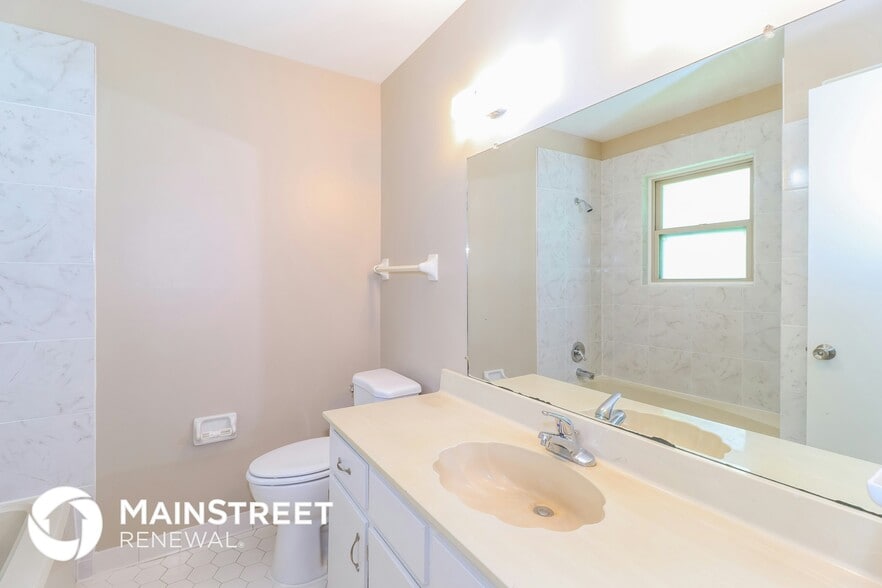 Building Photo - 5829 Lake Port Dr