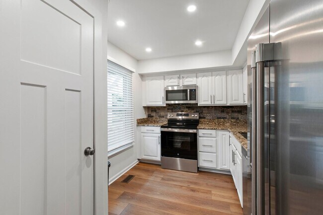 Building Photo - Rare Find: Updated and Modern End-Unit Tow...