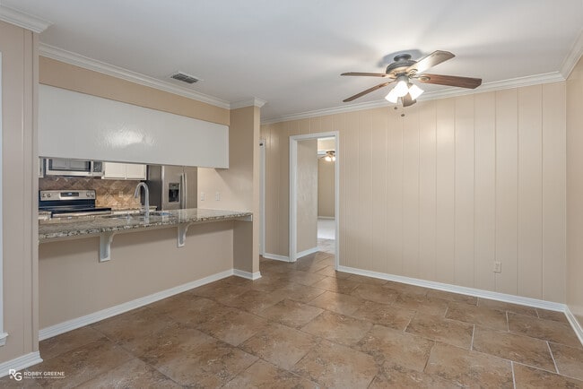 Building Photo - 10142 Carlsbad Dr