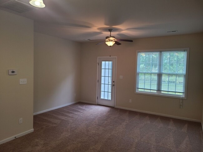 Building Photo - 2 bedroom, 2.5 bath unfurnished townhouse in Holly Ridge - Beacon Woods Community