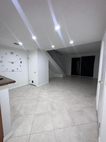 Building Photo - 991 Sevilla Cir