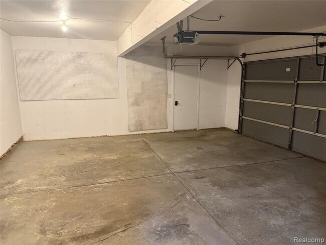 Building Photo - 1116 Lakeview Cir