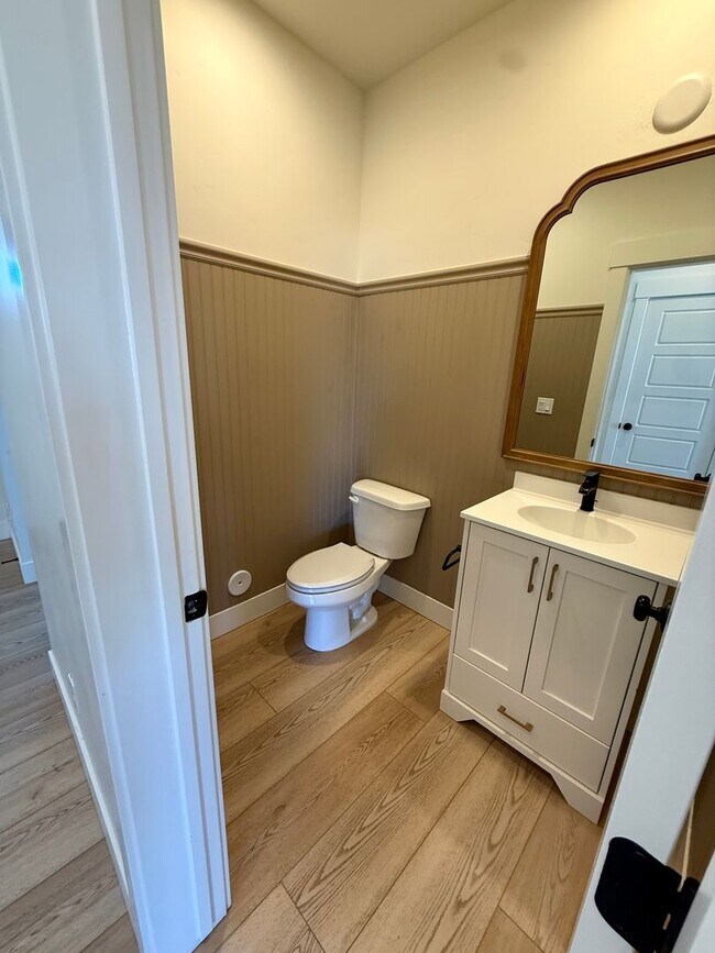 Building Photo - Welcome to this stunning newer home located in the vibrant city of Nampa, ID