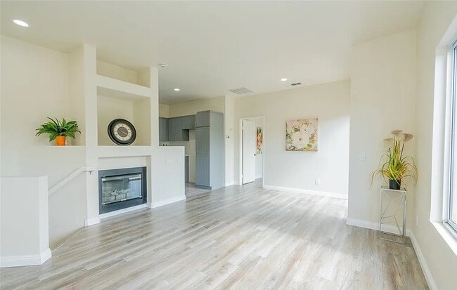Building Photo - Live Smart in This Stylish 1BR